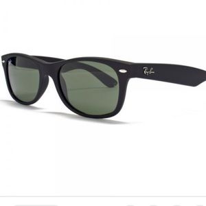Ray-Ban Wayfarers matte black